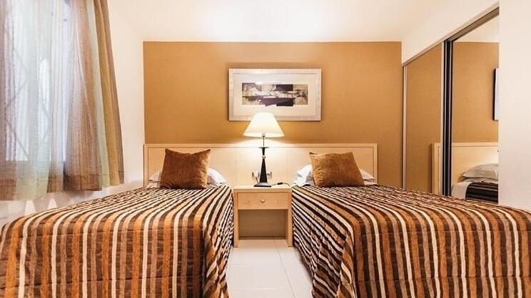 Ona Hollywood Mirage